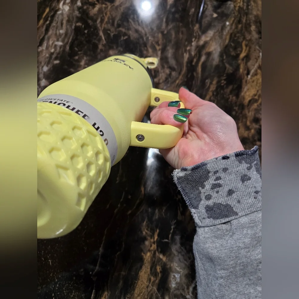 Lemonade Stanley 30oz - Picture 4 of 6